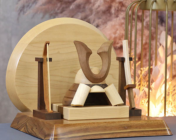 WOODY　 五月人形　木製 無垢材の兜 muku （むく） 立体大鍬形 弓・太刀 高級木材使用台屏風セット　詳細画像