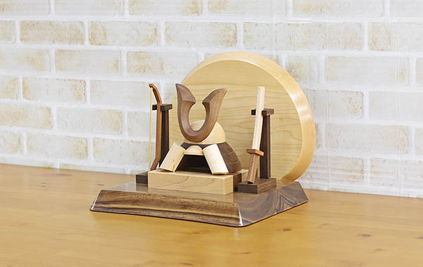 WOODY　 五月人形　木製 無垢材の兜 muku （むく） 立体大鍬形 弓・太刀 高級木材使用台屏風セット　詳細画像