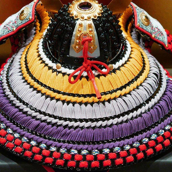 吉徳　 五月人形　小柴鑚穂作 正絹紫裾濃縅　和紙小札 兜飾り 　詳細画像