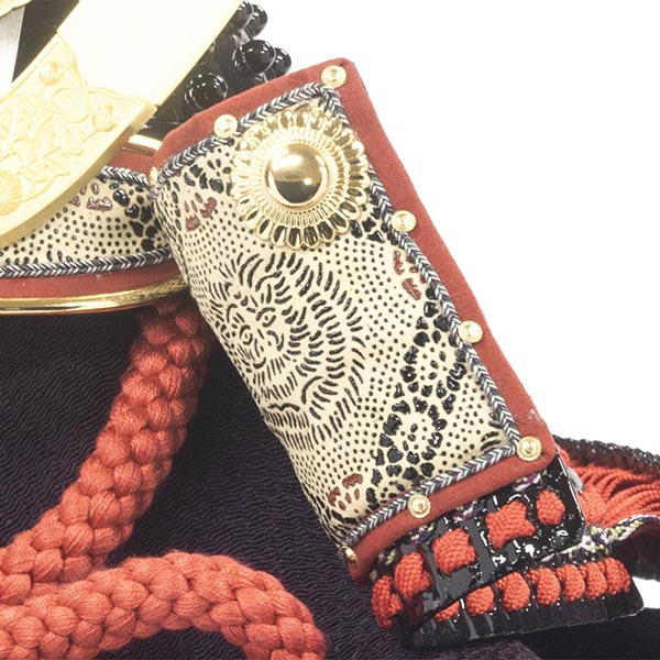 吉徳　 五月人形　小柴鑚穂作 正絹赤絲縅 和紙小札 兜飾り　詳細画像