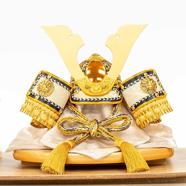 五月人形 吉徳 緋絲縅 金小札 兜 ケース入り 木の葉型アクリルケース 詳細画像 吉徳 五月人形 緋絲縅 金小札 兜 ケース入り 木の葉型アクリルケース 詳細画像