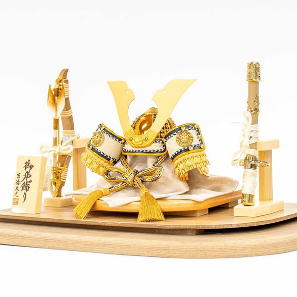 五月人形 吉徳 緋絲縅 金小札 兜 ケース入り 木の葉型アクリルケース 詳細画像 吉徳 五月人形 緋絲縅 金小札 兜 ケース入り 木の葉型アクリルケース 詳細画像