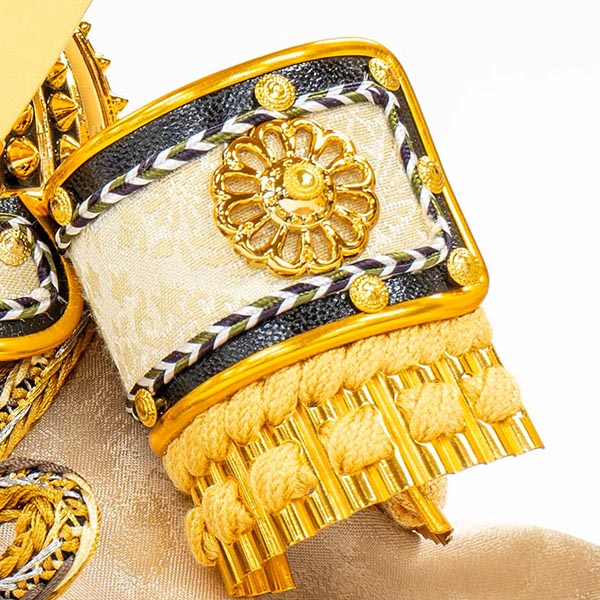 五月人形 吉徳 緋絲縅 金小札 兜 ケース入り 木の葉型アクリルケース 詳細画像 吉徳 五月人形 緋絲縅 金小札 兜 ケース入り 木の葉型アクリルケース 詳細画像