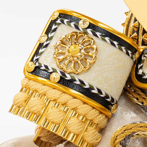 五月人形 吉徳 緋絲縅 金小札 兜 ケース入り 木の葉型アクリルケース 詳細画像 吉徳 五月人形 緋絲縅 金小札 兜 ケース入り 木の葉型アクリルケース 詳細画像