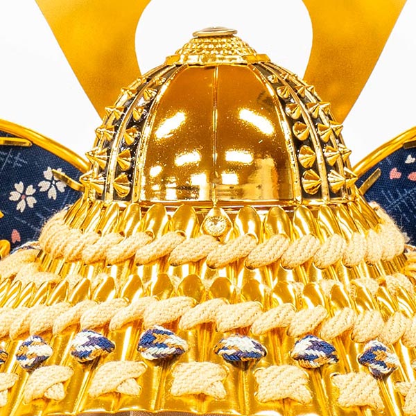 五月人形 吉徳 緋絲縅 金小札 兜 ケース入り 木の葉型アクリルケース 詳細画像 吉徳 五月人形 緋絲縅 金小札 兜 ケース入り 木の葉型アクリルケース 詳細画像