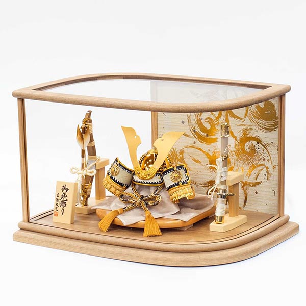 五月人形 吉徳 緋絲縅 金小札 兜 ケース入り 木の葉型アクリルケース 詳細画像 吉徳 五月人形 緋絲縅 金小札 兜 ケース入り 木の葉型アクリルケース 詳細画像