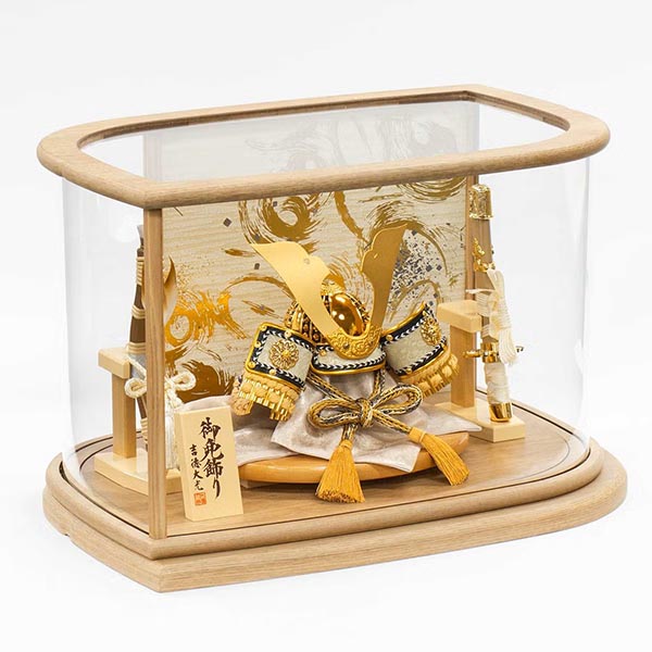 五月人形 吉徳 緋絲縅 金小札 兜 ケース入り 木の葉型アクリルケース 詳細画像 吉徳 五月人形 緋絲縅 金小札 兜 ケース入り 木の葉型アクリルケース 詳細画像