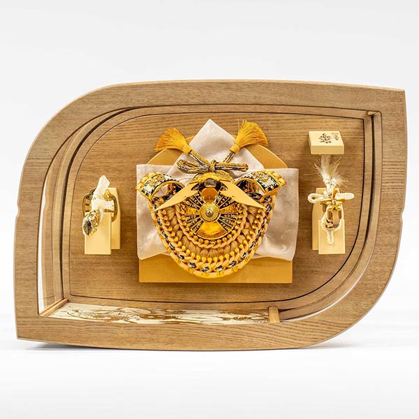 五月人形 吉徳 緋絲縅 金小札 兜 ケース入り 木の葉型アクリルケース 詳細画像 吉徳 五月人形 緋絲縅 金小札 兜 ケース入り 木の葉型アクリルケース 詳細画像