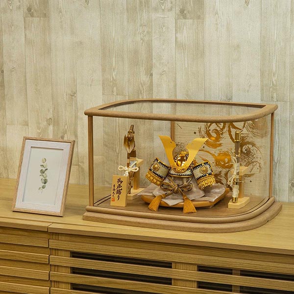 五月人形 吉徳 緋絲縅 金小札 兜 ケース入り 木の葉型アクリルケース 詳細画像 吉徳 五月人形 緋絲縅 金小札 兜 ケース入り 木の葉型アクリルケース 詳細画像