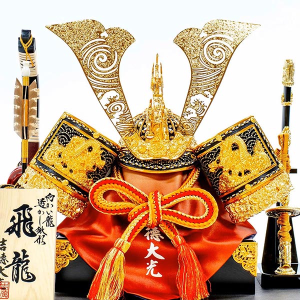 五月人形 吉徳 緋絲縅 金小札 兜 ケース入り 飛龍 黒塗り四角ガラスケース 詳細画像 吉徳 五月人形 緋絲縅 金小札 兜 ケース入り 飛龍 黒塗り四角ガラスケース 詳細画像