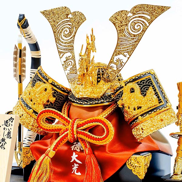 五月人形 吉徳 緋絲縅 金小札 兜 ケース入り 飛龍 黒塗り四角ガラスケース 詳細画像 吉徳 五月人形 緋絲縅 金小札 兜 ケース入り 飛龍 黒塗り四角ガラスケース 詳細画像