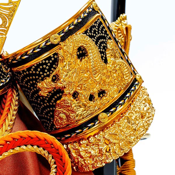 五月人形 吉徳 緋絲縅 金小札 兜 ケース入り 飛龍 黒塗り四角ガラスケース 詳細画像 吉徳 五月人形 緋絲縅 金小札 兜 ケース入り 飛龍 黒塗り四角ガラスケース 詳細画像