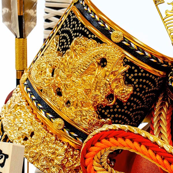 五月人形 吉徳 緋絲縅 金小札 兜 ケース入り 飛龍 黒塗り四角ガラスケース 詳細画像 吉徳 五月人形 緋絲縅 金小札 兜 ケース入り 飛龍 黒塗り四角ガラスケース 詳細画像