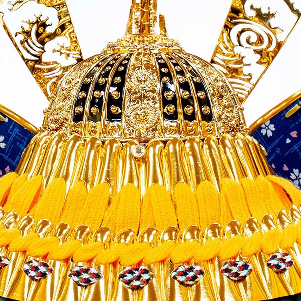 五月人形 吉徳 緋絲縅 金小札 兜 ケース入り 飛龍 黒塗り四角ガラスケース 詳細画像 吉徳 五月人形 緋絲縅 金小札 兜 ケース入り 飛龍 黒塗り四角ガラスケース 詳細画像