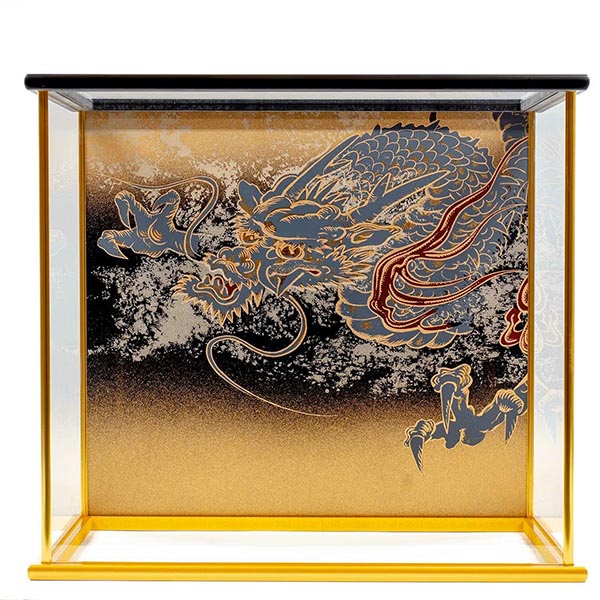 五月人形 吉徳 緋絲縅 金小札 兜 ケース入り 飛龍 黒塗り四角ガラスケース 詳細画像 吉徳 五月人形 緋絲縅 金小札 兜 ケース入り 飛龍 黒塗り四角ガラスケース 詳細画像