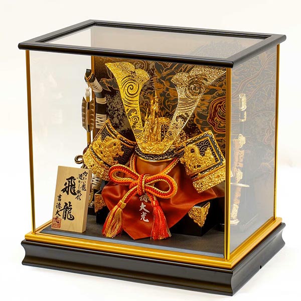 五月人形 吉徳 緋絲縅 金小札 兜 ケース入り 飛龍 黒塗り四角ガラスケース 詳細画像 吉徳 五月人形 緋絲縅 金小札 兜 ケース入り 飛龍 黒塗り四角ガラスケース 詳細画像