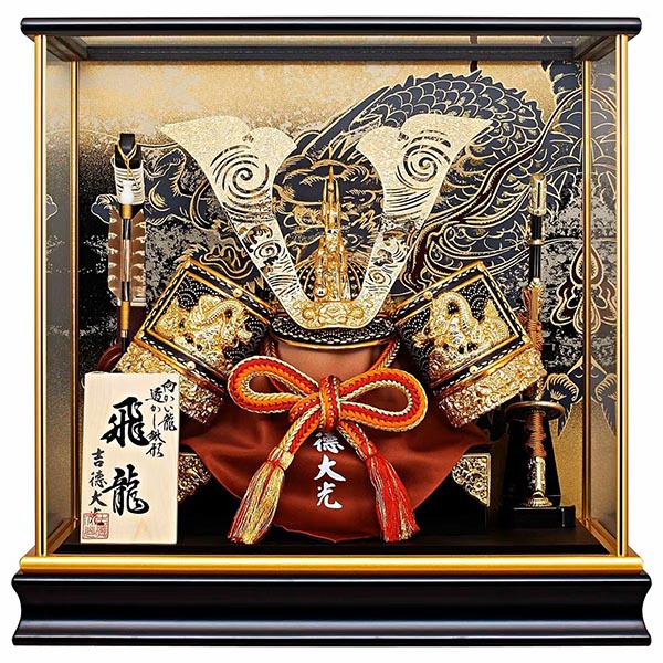 緋絲縅 金小札 兜 ケース入り 飛龍 黒塗り四角ガラスケース 【491K73562】