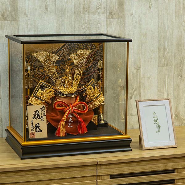 五月人形 吉徳 緋絲縅 金小札 兜 ケース入り 飛龍 黒塗り四角ガラスケース 詳細画像 吉徳 五月人形 緋絲縅 金小札 兜 ケース入り 飛龍 黒塗り四角ガラスケース 詳細画像