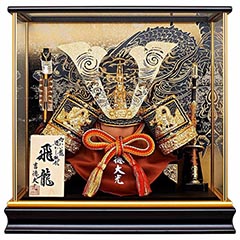 五月人形: 緋絲縅 金小札 兜 ケース入り 飛龍 黒塗り四角ガラスケース 【491K73562】