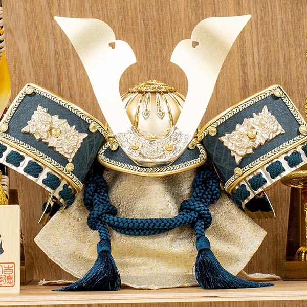 吉徳　 五月人形　紺絲縅 銀小札 兜 ケース入り 木目丸型アクリルケース　詳細画像