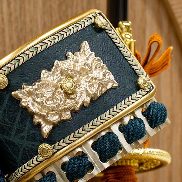 吉徳　 五月人形　紺絲縅 銀小札 兜 ケース入り 木目丸型アクリルケース　詳細画像