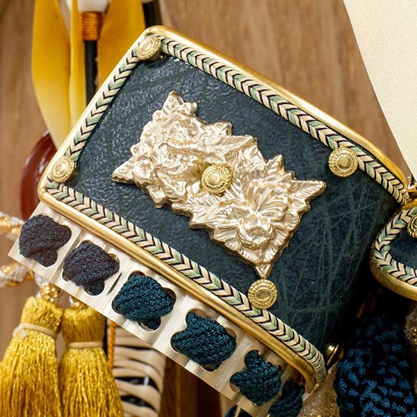 吉徳　 五月人形　紺絲縅 銀小札 兜 ケース入り 木目丸型アクリルケース　詳細画像