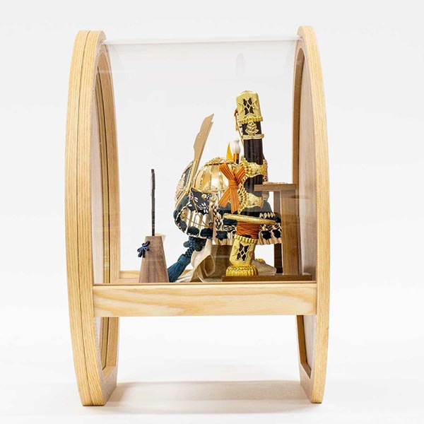 吉徳　 五月人形　紺絲縅 銀小札 兜 ケース入り 木目丸型アクリルケース　詳細画像