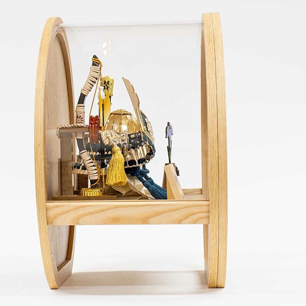 吉徳　 五月人形　紺絲縅 銀小札 兜 ケース入り 木目丸型アクリルケース　詳細画像