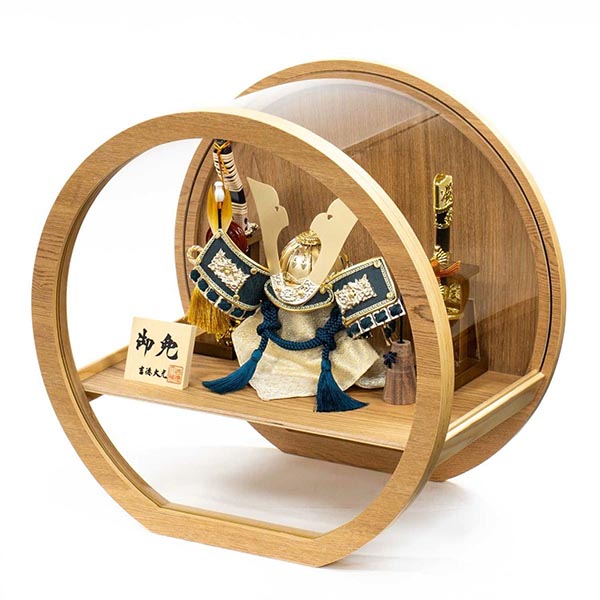 吉徳　 五月人形　紺絲縅 銀小札 兜 ケース入り 木目丸型アクリルケース　詳細画像