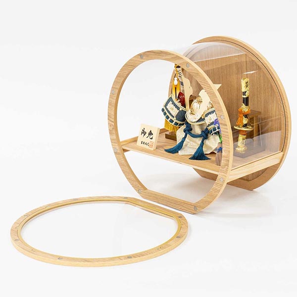 吉徳　 五月人形　紺絲縅 銀小札 兜 ケース入り 木目丸型アクリルケース　詳細画像