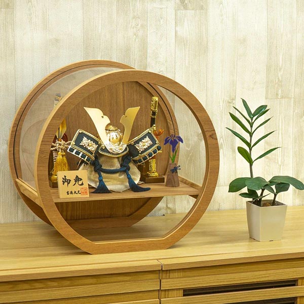 吉徳　 五月人形　紺絲縅 銀小札 兜 ケース入り 木目丸型アクリルケース　詳細画像