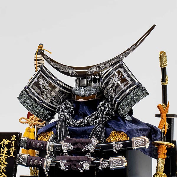 五月人形 吉徳 黒絲縅 兜 ケース入り 黒塗四角ガラスケース 詳細画像 吉徳 五月人形 黒絲縅 兜 ケース入り 黒塗四角ガラスケース 詳細画像