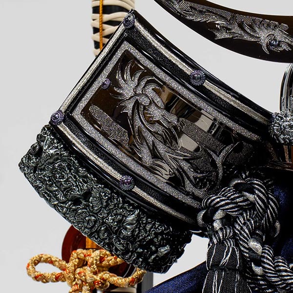 五月人形 吉徳 黒絲縅 兜 ケース入り 黒塗四角ガラスケース 詳細画像 吉徳 五月人形 黒絲縅 兜 ケース入り 黒塗四角ガラスケース 詳細画像