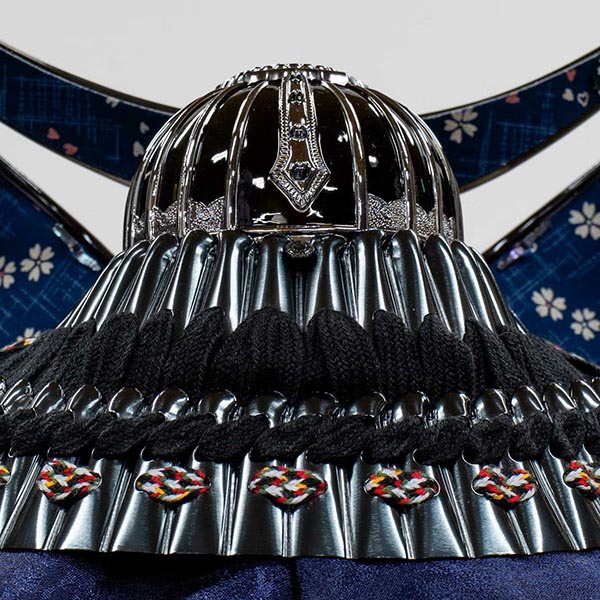 五月人形 吉徳 黒絲縅 兜 ケース入り 黒塗四角ガラスケース 詳細画像 吉徳 五月人形 黒絲縅 兜 ケース入り 黒塗四角ガラスケース 詳細画像