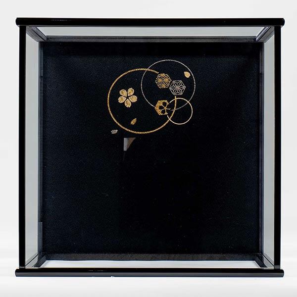 五月人形 吉徳 黒絲縅 兜 ケース入り 黒塗四角ガラスケース 詳細画像 吉徳 五月人形 黒絲縅 兜 ケース入り 黒塗四角ガラスケース 詳細画像