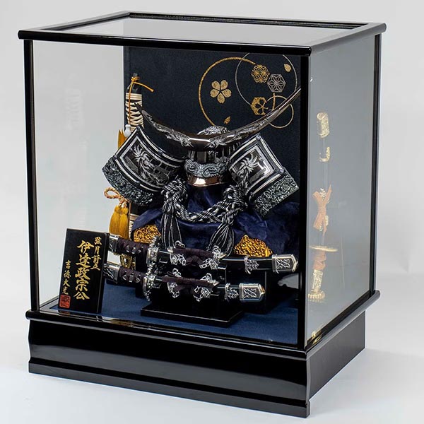 五月人形 吉徳 黒絲縅 兜 ケース入り 黒塗四角ガラスケース 詳細画像 吉徳 五月人形 黒絲縅 兜 ケース入り 黒塗四角ガラスケース 詳細画像