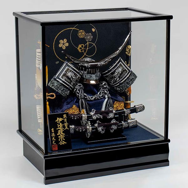 五月人形 吉徳 黒絲縅 兜 ケース入り 黒塗四角ガラスケース 詳細画像 吉徳 五月人形 黒絲縅 兜 ケース入り 黒塗四角ガラスケース 詳細画像