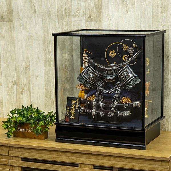 五月人形 吉徳 黒絲縅 兜 ケース入り 黒塗四角ガラスケース 詳細画像 吉徳 五月人形 黒絲縅 兜 ケース入り 黒塗四角ガラスケース 詳細画像