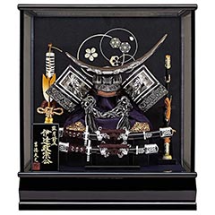 五月人形: 黒絲縅 兜 ケース入り 黒塗四角ガラスケース 【463K73562】