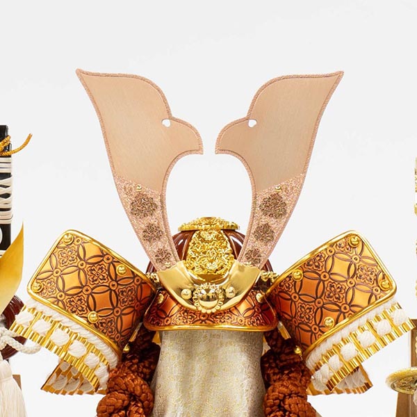 五月人形 吉徳 白絲縅 金小札 兜 ケース入り 木目四角アクリルケース 詳細画像 吉徳 五月人形 白絲縅 金小札 兜 ケース入り 木目四角アクリルケース 詳細画像