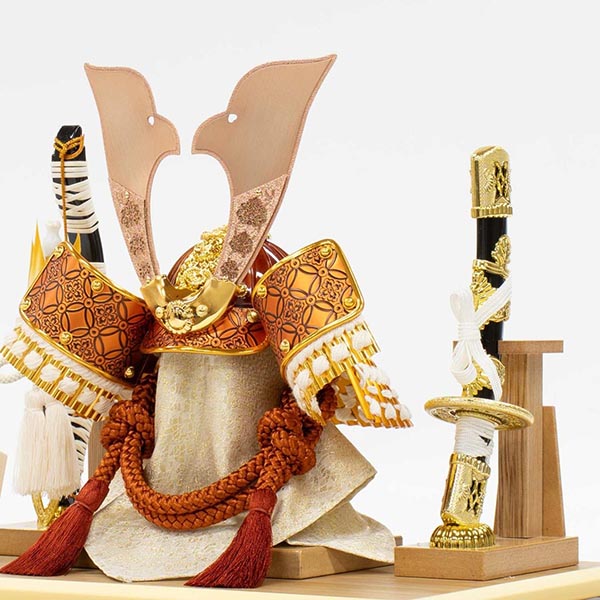 五月人形 吉徳 白絲縅 金小札 兜 ケース入り 木目四角アクリルケース 詳細画像 吉徳 五月人形 白絲縅 金小札 兜 ケース入り 木目四角アクリルケース 詳細画像