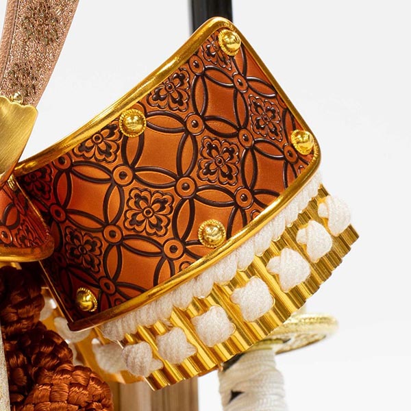 五月人形 吉徳 白絲縅 金小札 兜 ケース入り 木目四角アクリルケース 詳細画像 吉徳 五月人形 白絲縅 金小札 兜 ケース入り 木目四角アクリルケース 詳細画像