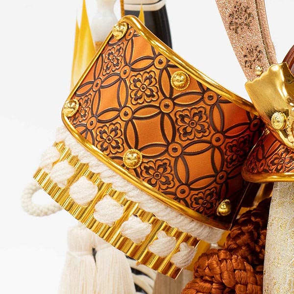 五月人形 吉徳 白絲縅 金小札 兜 ケース入り 木目四角アクリルケース 詳細画像 吉徳 五月人形 白絲縅 金小札 兜 ケース入り 木目四角アクリルケース 詳細画像