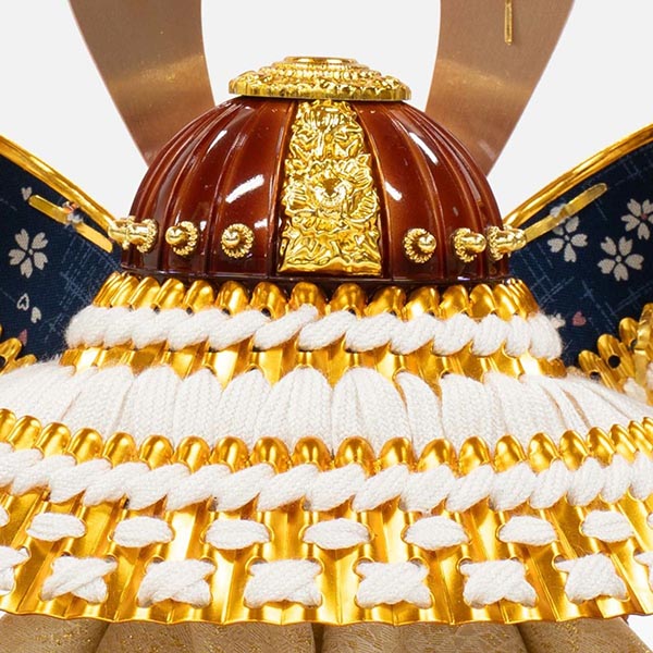 五月人形 吉徳 白絲縅 金小札 兜 ケース入り 木目四角アクリルケース 詳細画像 吉徳 五月人形 白絲縅 金小札 兜 ケース入り 木目四角アクリルケース 詳細画像