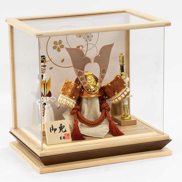 五月人形 吉徳 白絲縅 金小札 兜 ケース入り 木目四角アクリルケース 詳細画像 吉徳 五月人形 白絲縅 金小札 兜 ケース入り 木目四角アクリルケース 詳細画像