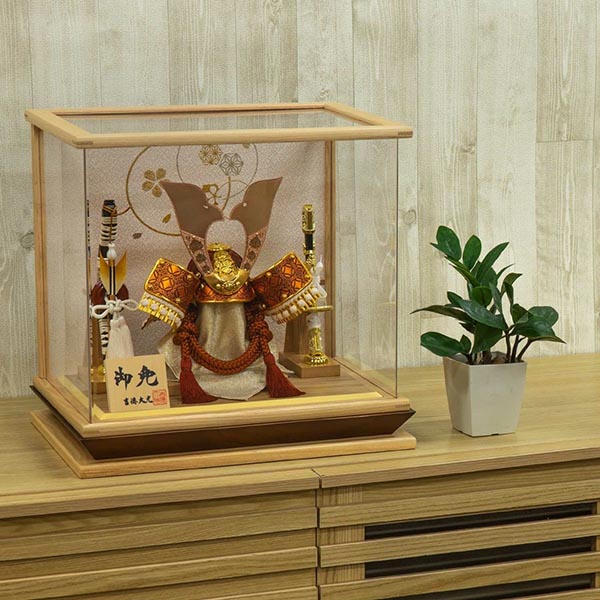 五月人形 吉徳 白絲縅 金小札 兜 ケース入り 木目四角アクリルケース 詳細画像 吉徳 五月人形 白絲縅 金小札 兜 ケース入り 木目四角アクリルケース 詳細画像