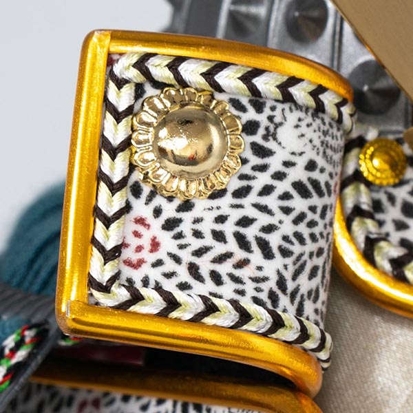 五月人形 吉徳 燻銀小札 奉納鎧 ケース入り 四角アクリルケース 詳細画像 吉徳 五月人形 燻銀小札 奉納鎧 ケース入り 四角アクリルケース 詳細画像