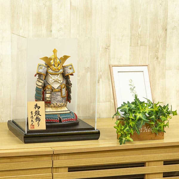 五月人形 吉徳 燻銀小札 奉納鎧 ケース入り 四角アクリルケース 詳細画像 吉徳 五月人形 燻銀小札 奉納鎧 ケース入り 四角アクリルケース 詳細画像