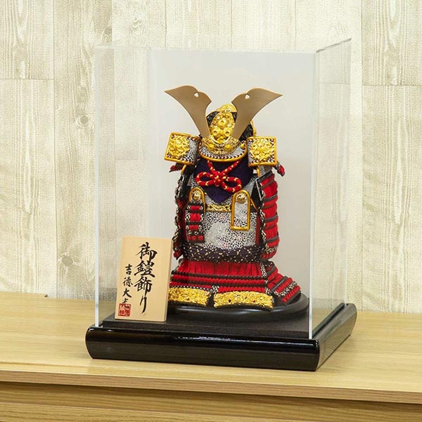 五月人形 吉徳 赤絲縅 黒小札 奉納鎧 ケース入り 四角アクリルケース 詳細画像 吉徳 五月人形 赤絲縅 黒小札 奉納鎧 ケース入り 四角アクリルケース 詳細画像