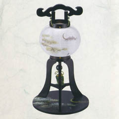 盆提灯: 黒檀調 行灯 和紙一重張り 若松に月 丸盆D付き 電気コード式 木製
